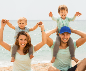 que productos llevar a la playa para proteger la piel de tus niños