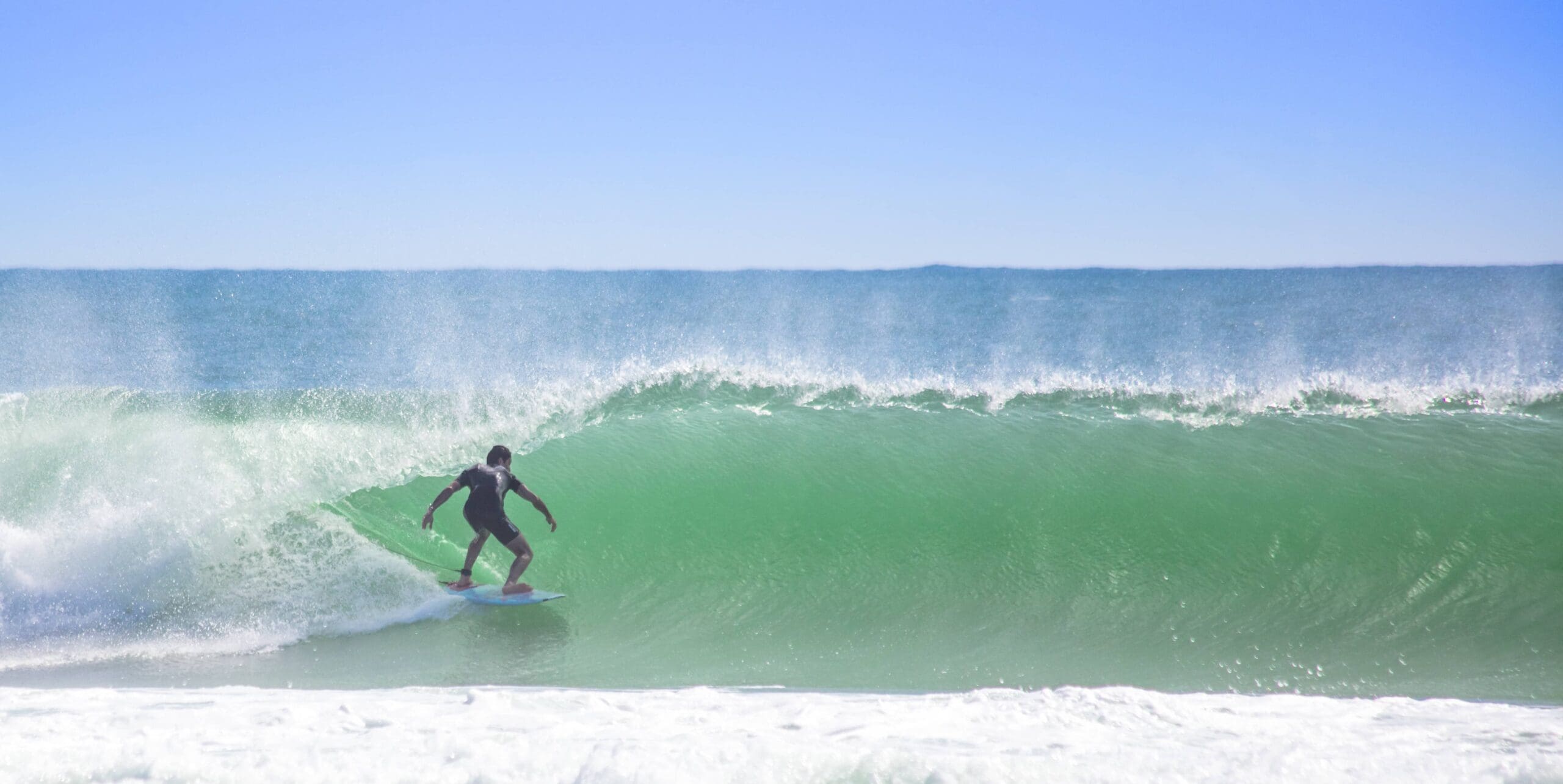 manten tu piel protegida del sol en la playa